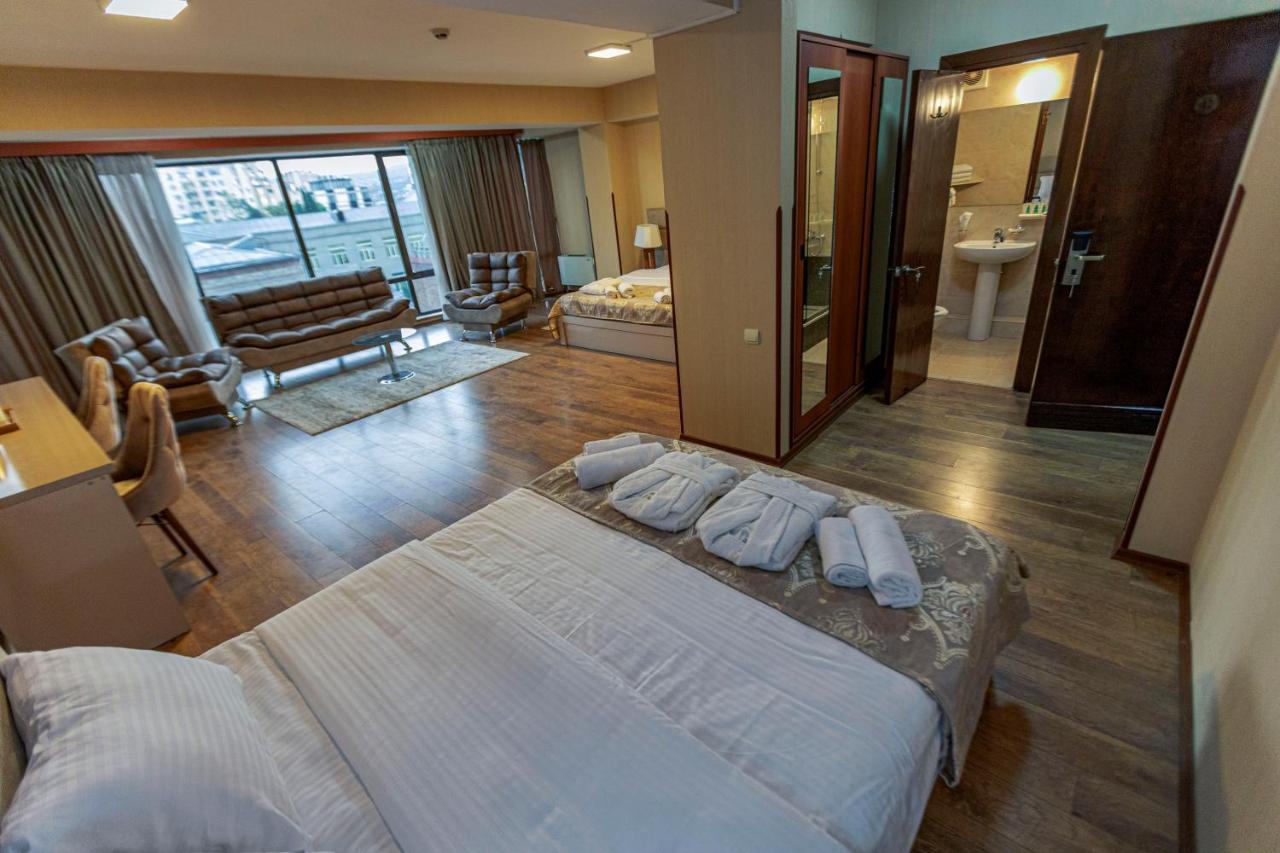 Pino Vere Palace Hotel Tbilisi Buitenkant foto