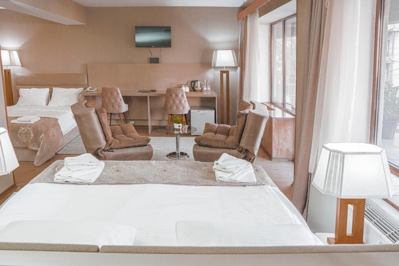 Pino Vere Palace Hotel Tbilisi Buitenkant foto
