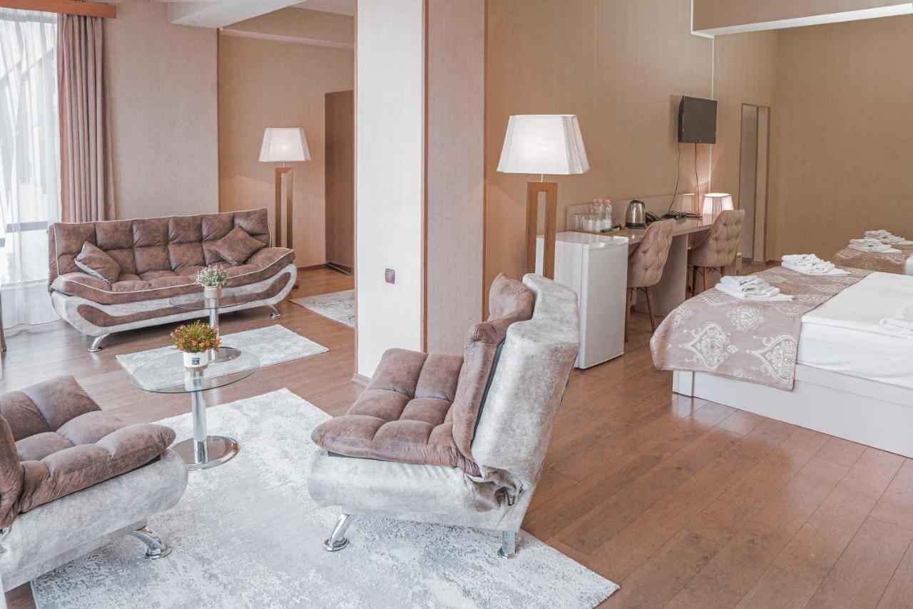 Pino Vere Palace Hotel Tbilisi Buitenkant foto