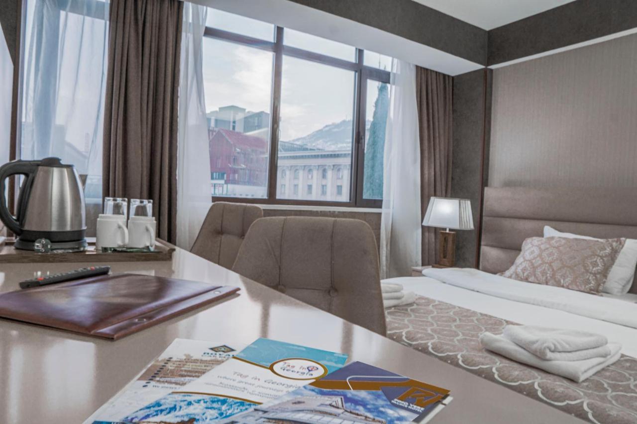 Pino Vere Palace Hotel Tbilisi Buitenkant foto